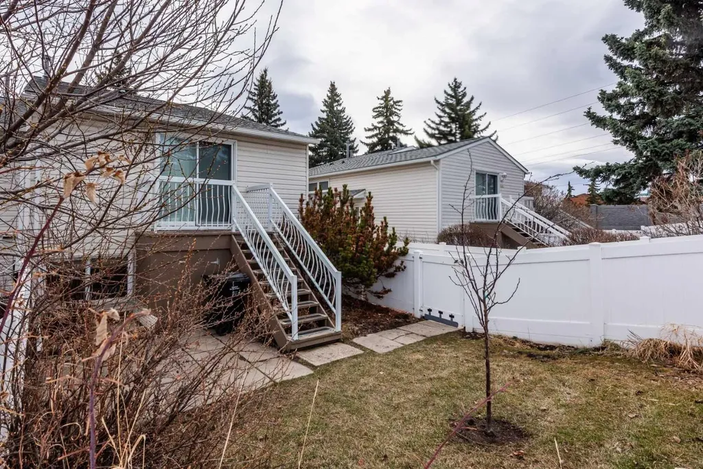 11452 8 Street SW Calgary AB T2W4J5