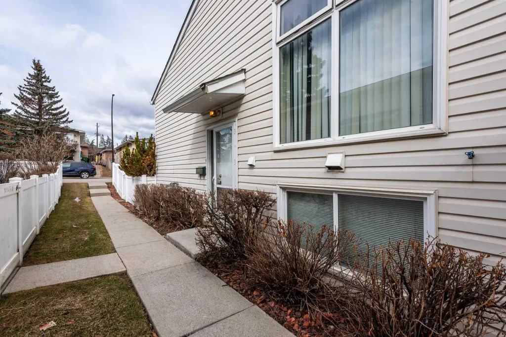 11452 8 Street SW Calgary AB T2W4J5