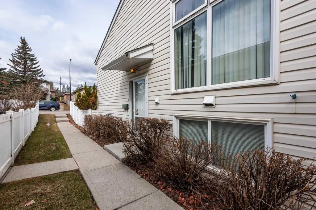 11452 8 Street SW Calgary AB T2W4J5