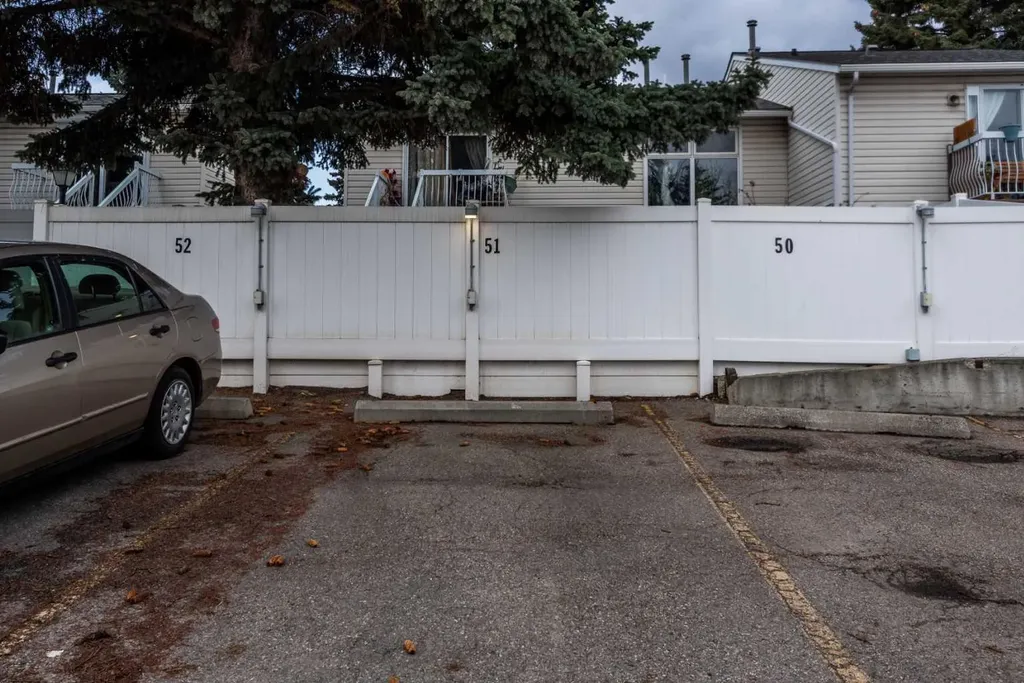 11452 8 Street SW Calgary AB T2W4J5