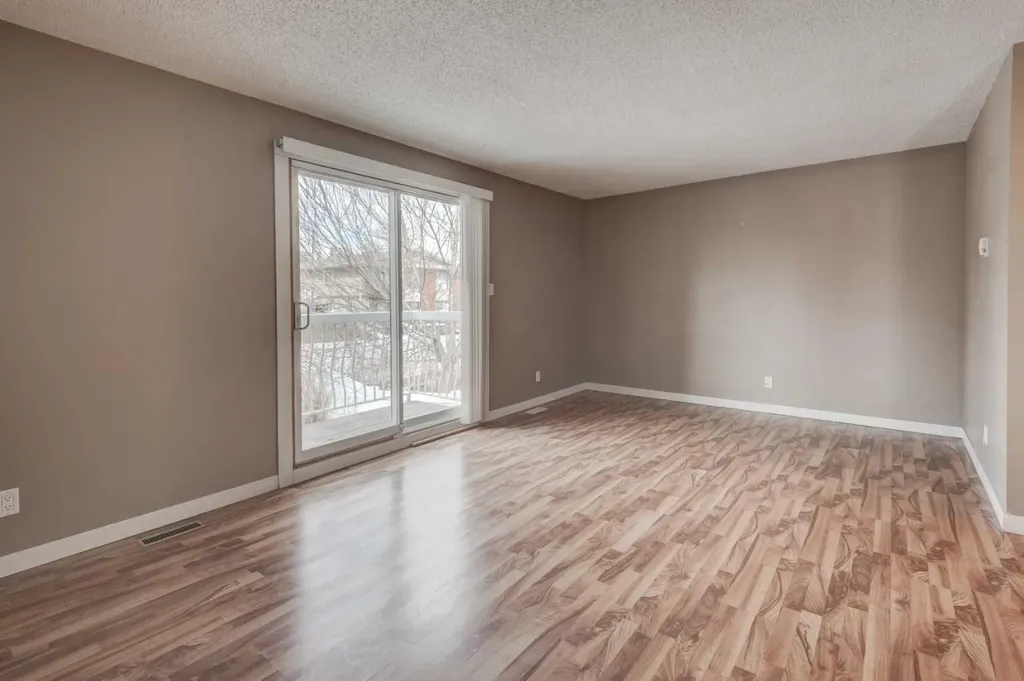 11452 8 Street SW Calgary AB T2W4J5