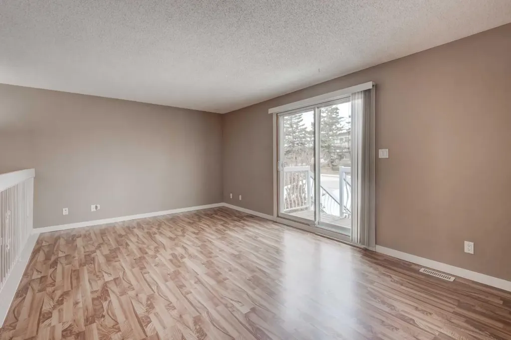 11452 8 Street SW Calgary AB T2W4J5