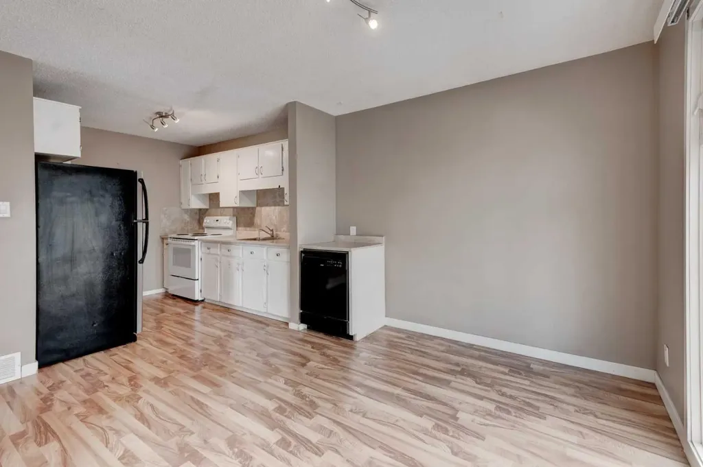 11452 8 Street SW Calgary AB T2W4J5