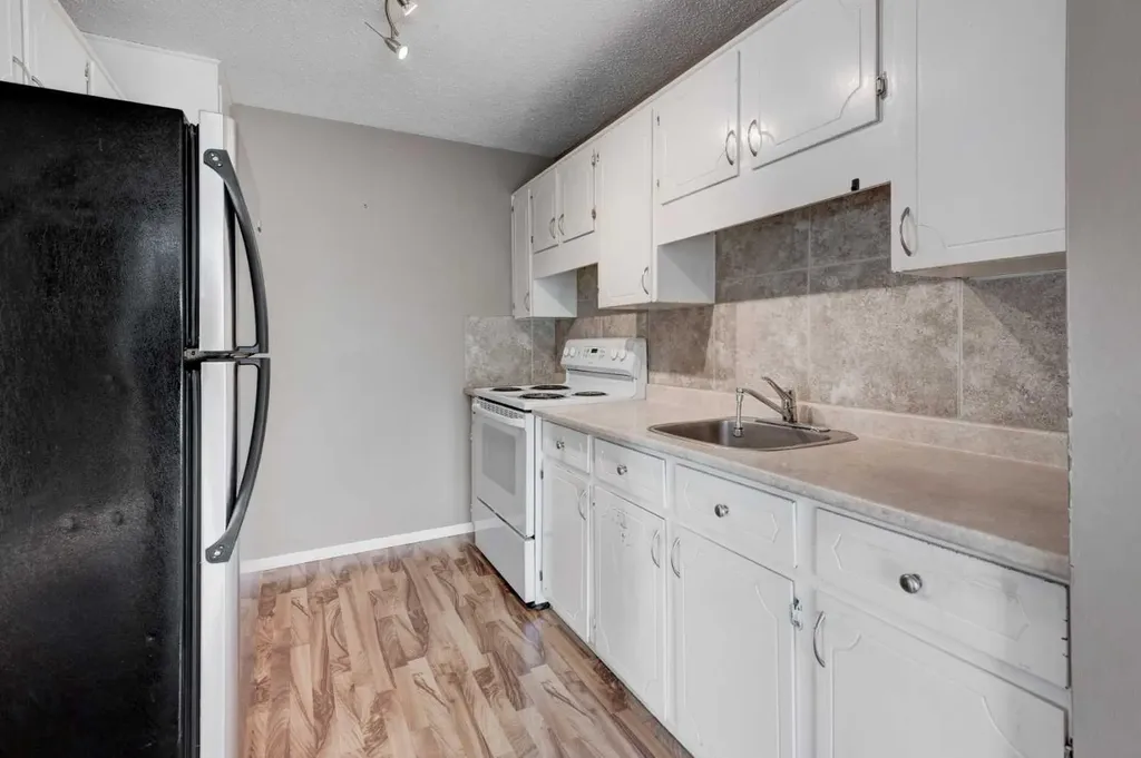 11452 8 Street SW Calgary AB T2W4J5