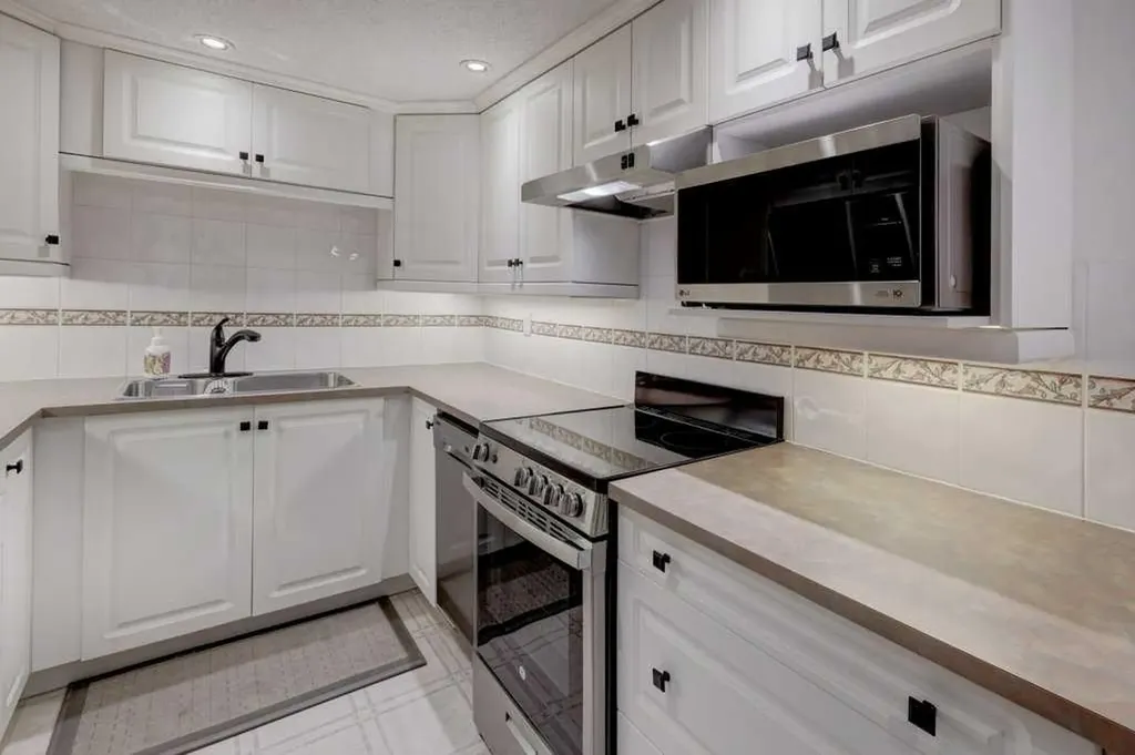 8604 48 Avenue NW Calgary AB T3B 5E6
