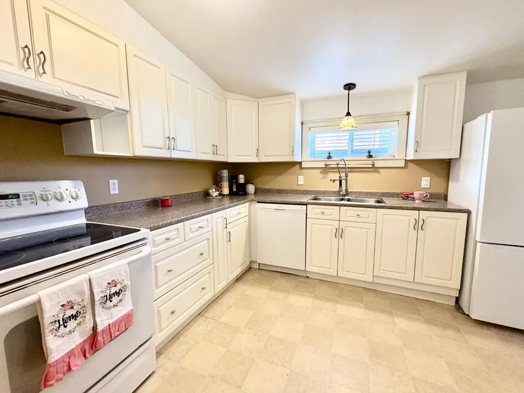 1407 4 Avenue S Lethbridge AB T1J 0R6
