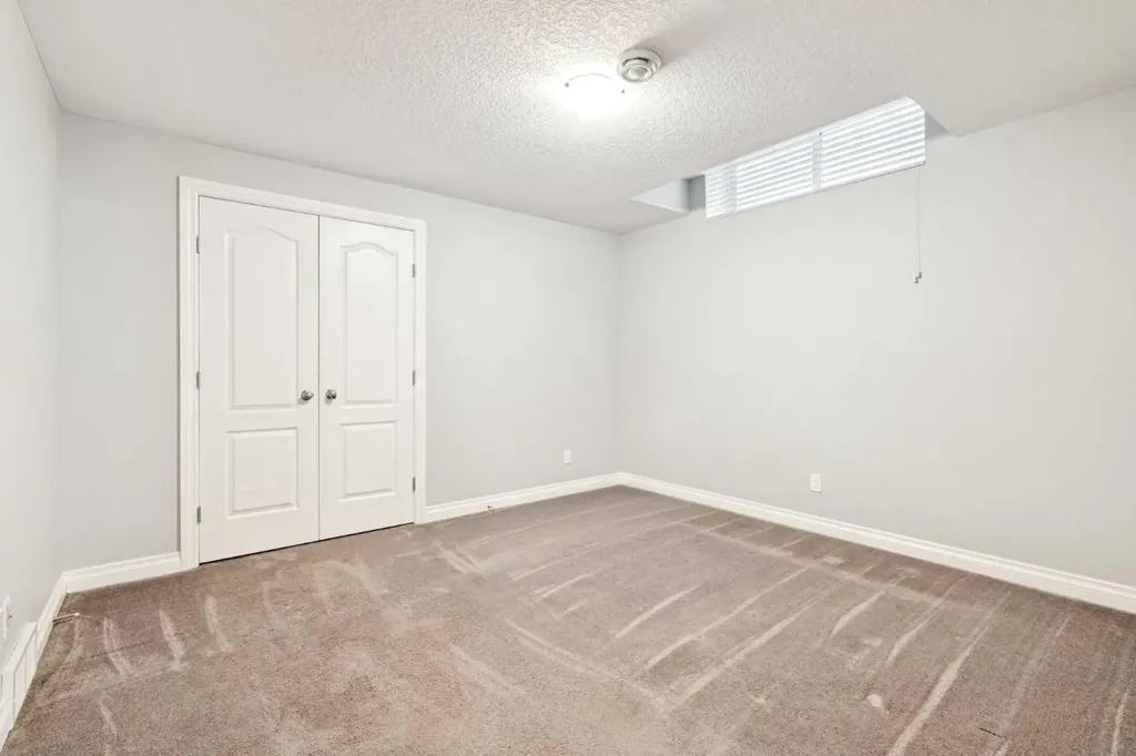383 Evansglen Drive NW Calgary AB T3P0P1