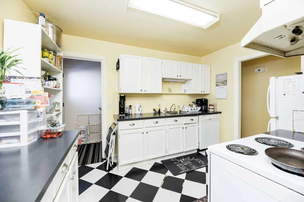 4216 37 Street Red Deer AB T4N 0T7
