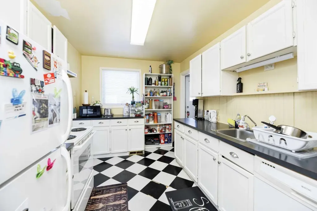 4216 37 Street Red Deer AB T4N 0T7