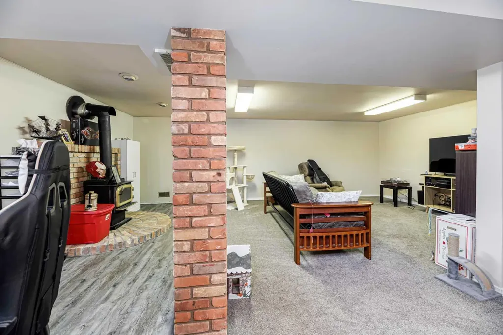 4216 37 Street Red Deer AB T4N 0T7
