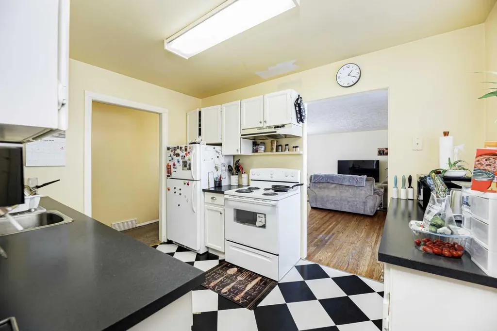 4216 37 Street Red Deer AB T4N 0T7