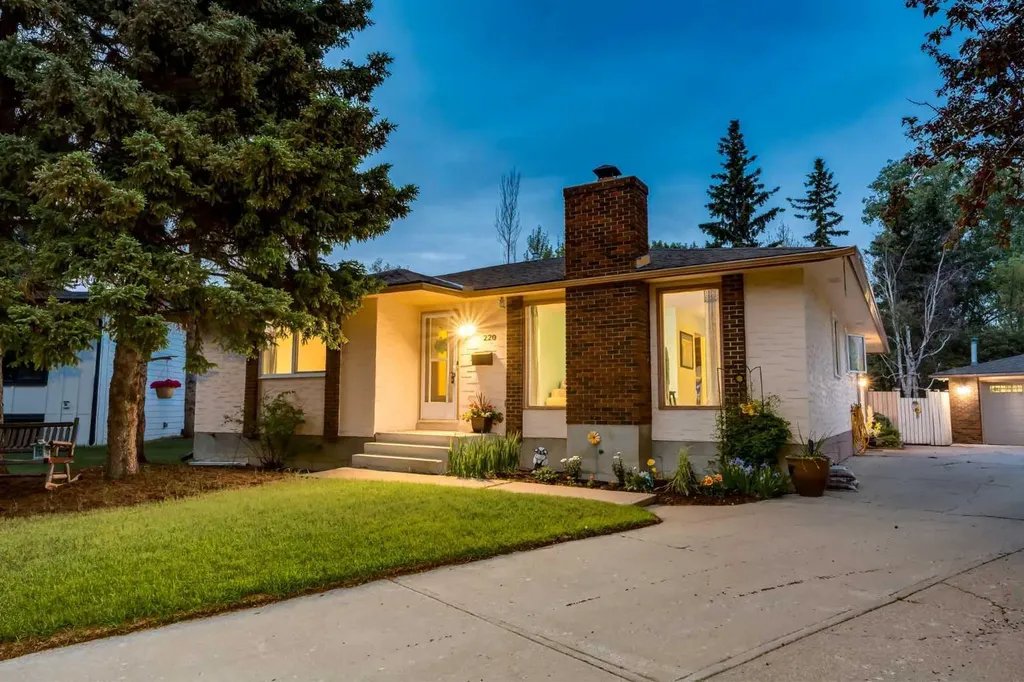 220 Oakridge Place SW Calgary AB T2V 1V2
