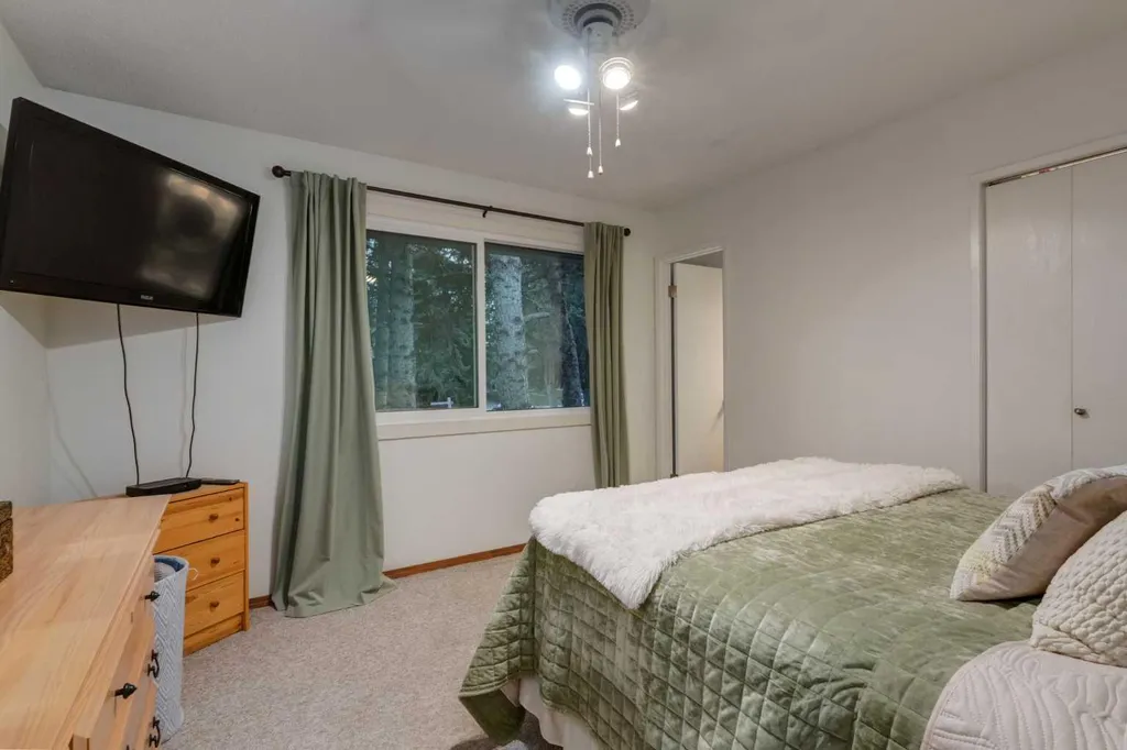 220 Oakridge Place SW Calgary AB T2V 1V2