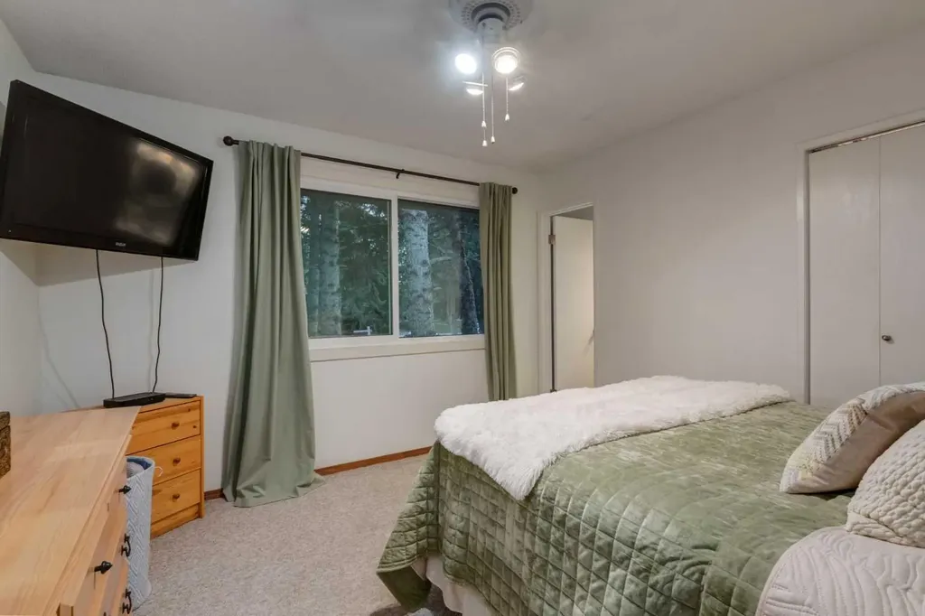 220 Oakridge Place SW Calgary AB T2V 1V2