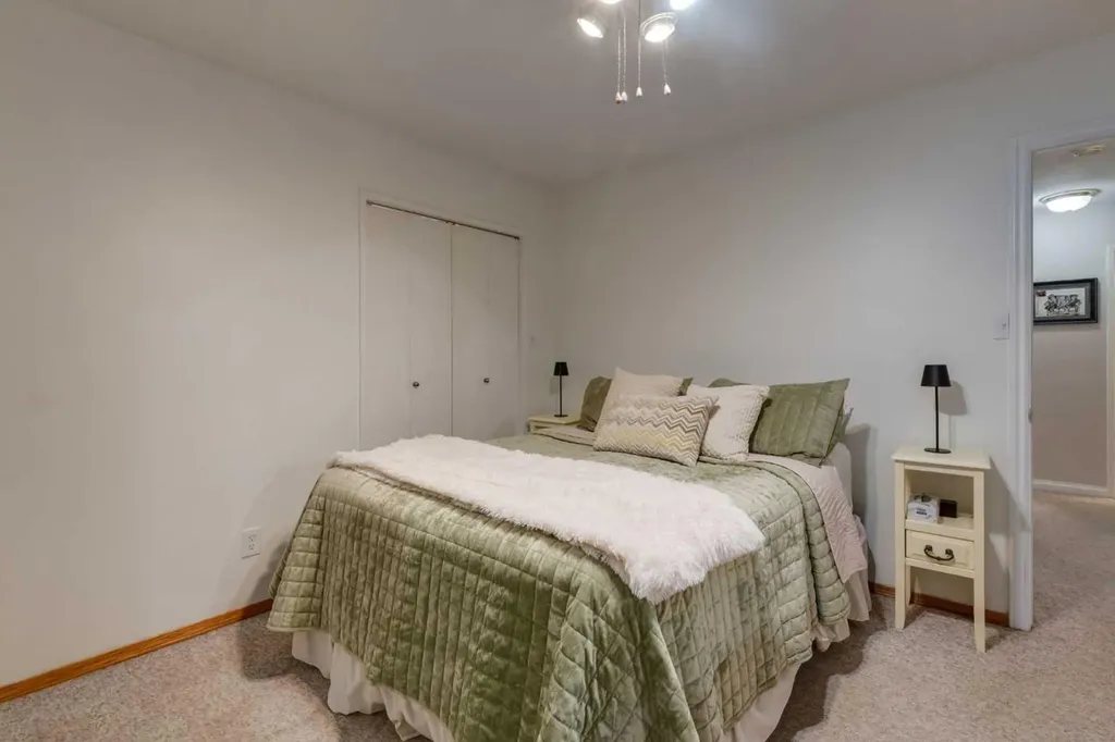 220 Oakridge Place SW Calgary AB T2V 1V2