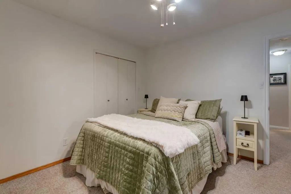 220 Oakridge Place SW Calgary AB T2V 1V2