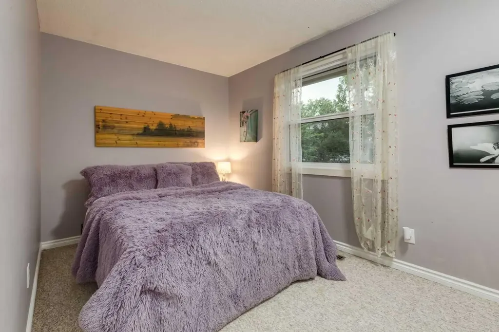 220 Oakridge Place SW Calgary AB T2V 1V2