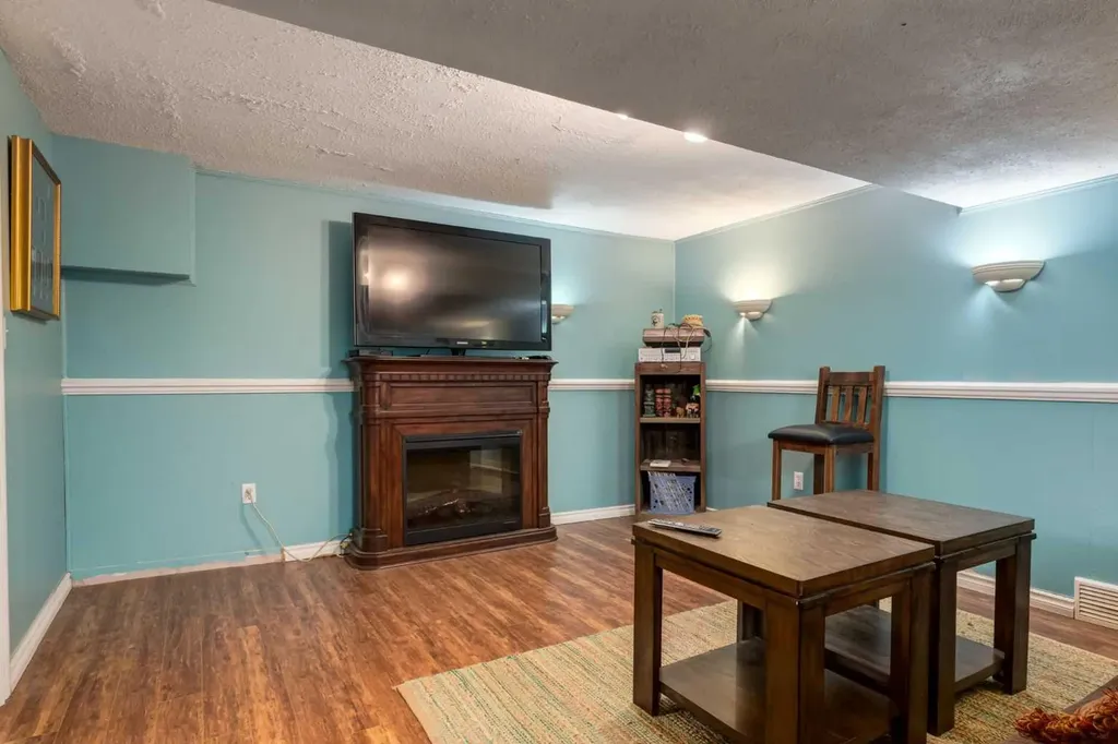 220 Oakridge Place SW Calgary AB T2V 1V2