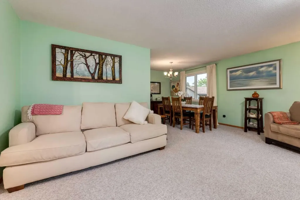 220 Oakridge Place SW Calgary AB T2V 1V2