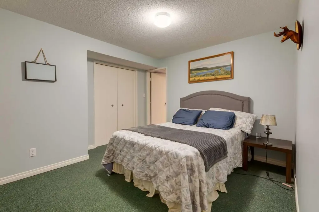 220 Oakridge Place SW Calgary AB T2V 1V2
