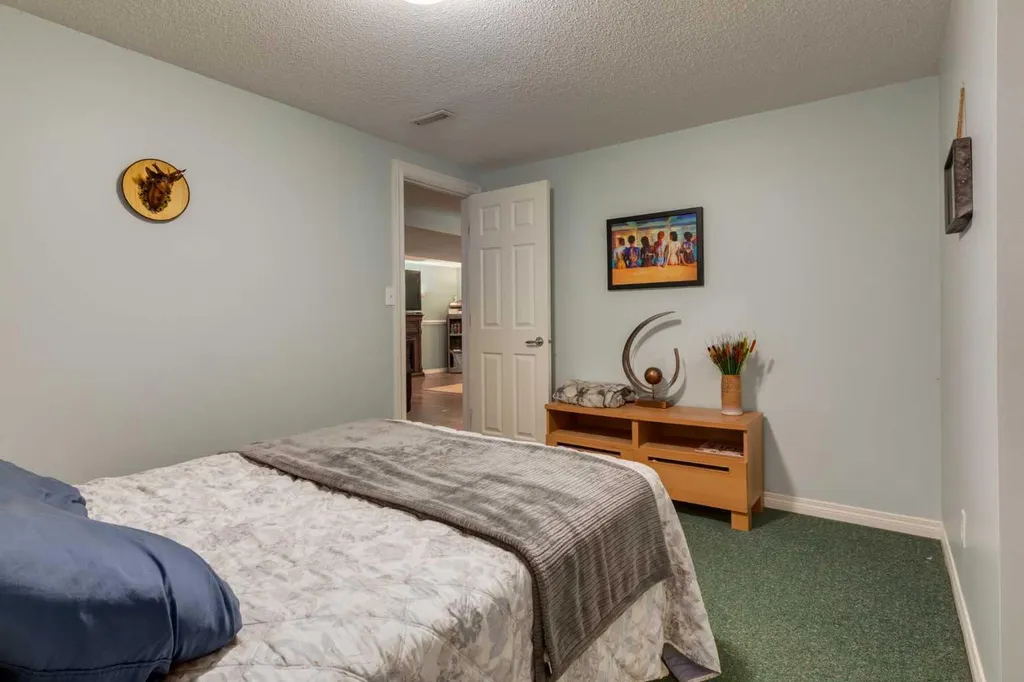 220 Oakridge Place SW Calgary AB T2V 1V2