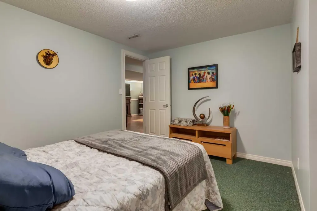 220 Oakridge Place SW Calgary AB T2V 1V2