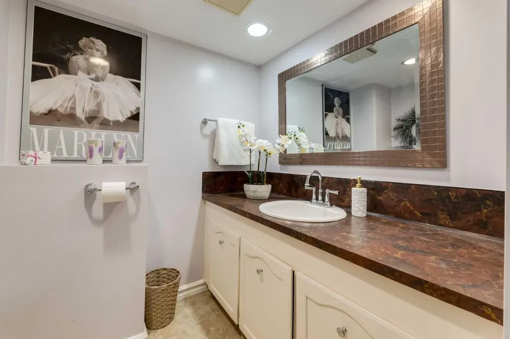 220 Oakridge Place SW Calgary AB T2V 1V2