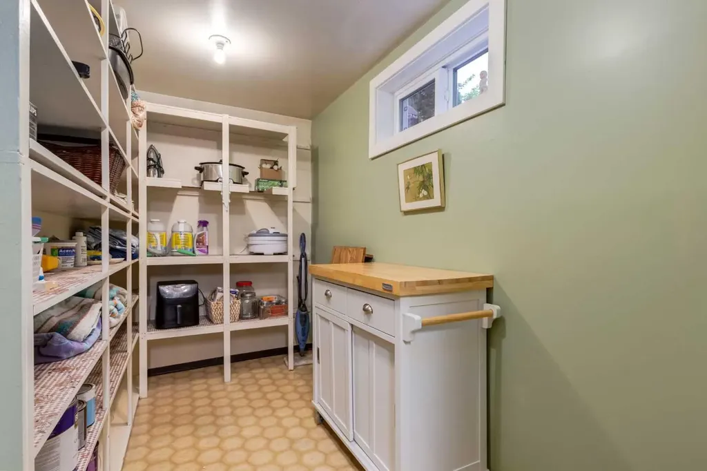 220 Oakridge Place SW Calgary AB T2V 1V2