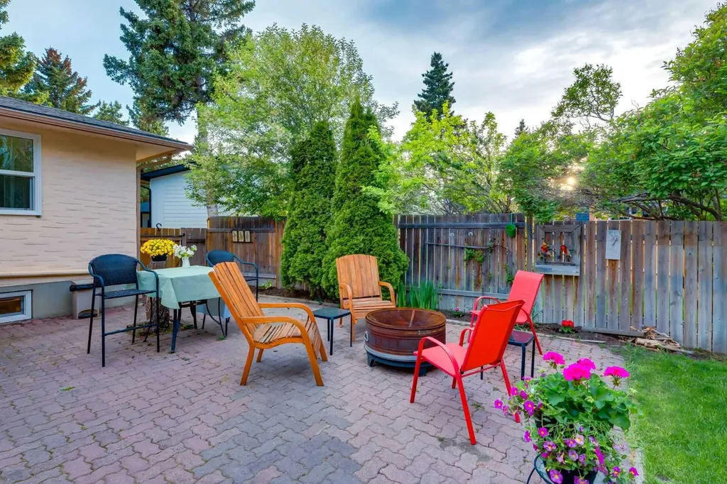 220 Oakridge Place SW Calgary AB T2V 1V2