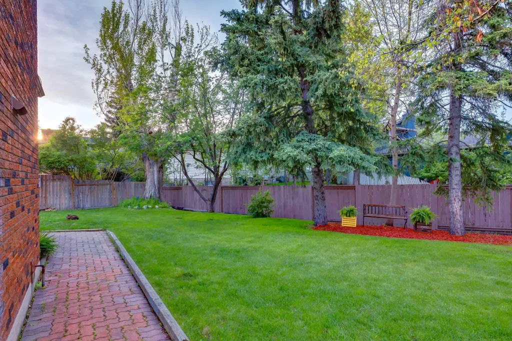 220 Oakridge Place SW Calgary AB T2V 1V2