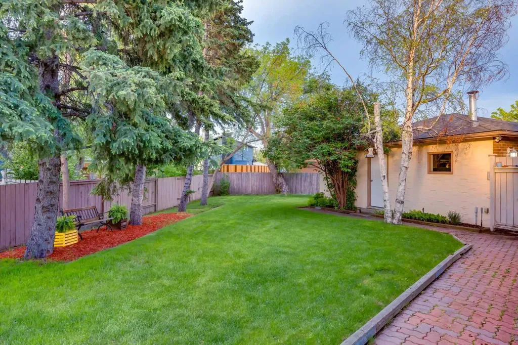 220 Oakridge Place SW Calgary AB T2V 1V2