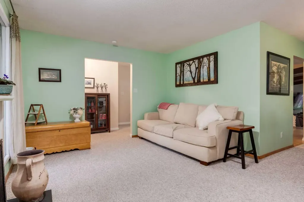 220 Oakridge Place SW Calgary AB T2V 1V2