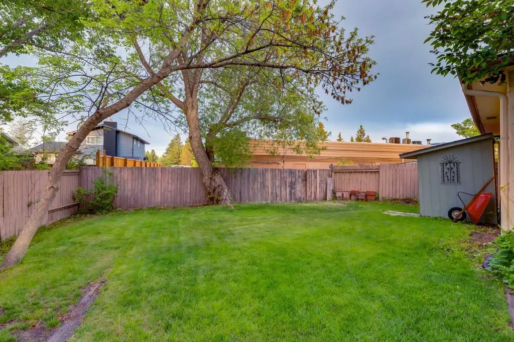 220 Oakridge Place SW Calgary AB T2V 1V2