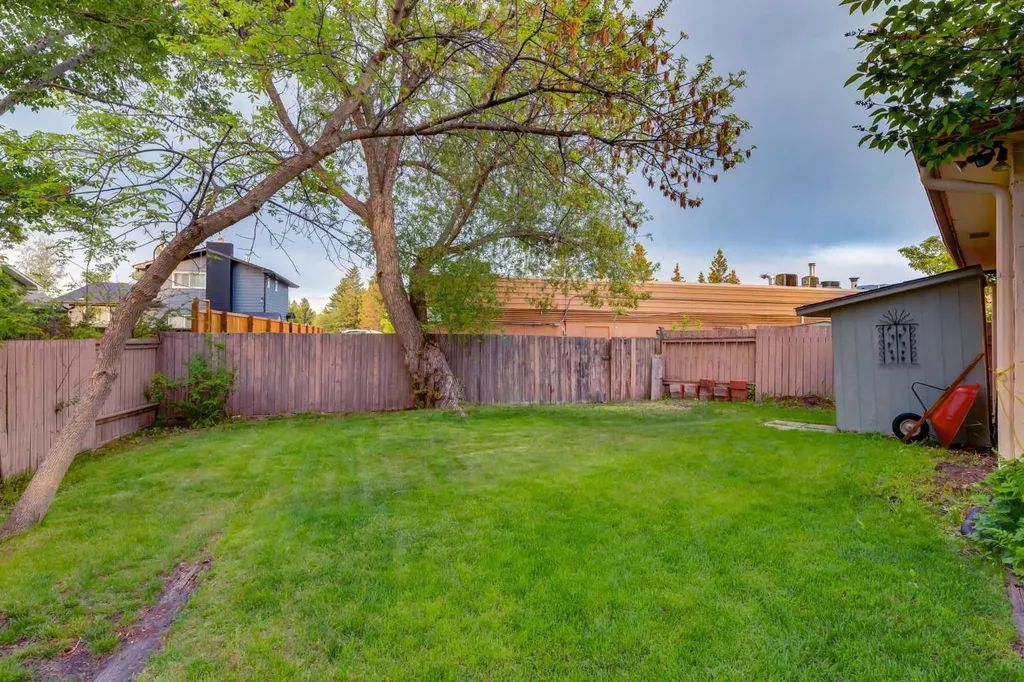 220 Oakridge Place SW Calgary AB T2V 1V2
