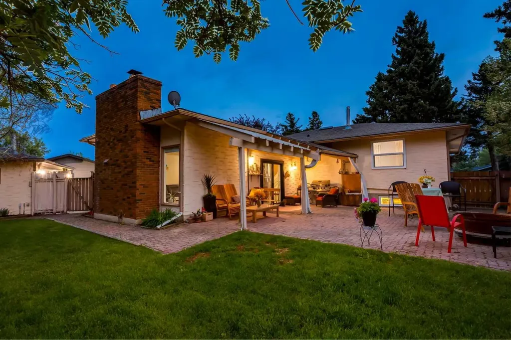 220 Oakridge Place SW Calgary AB T2V 1V2