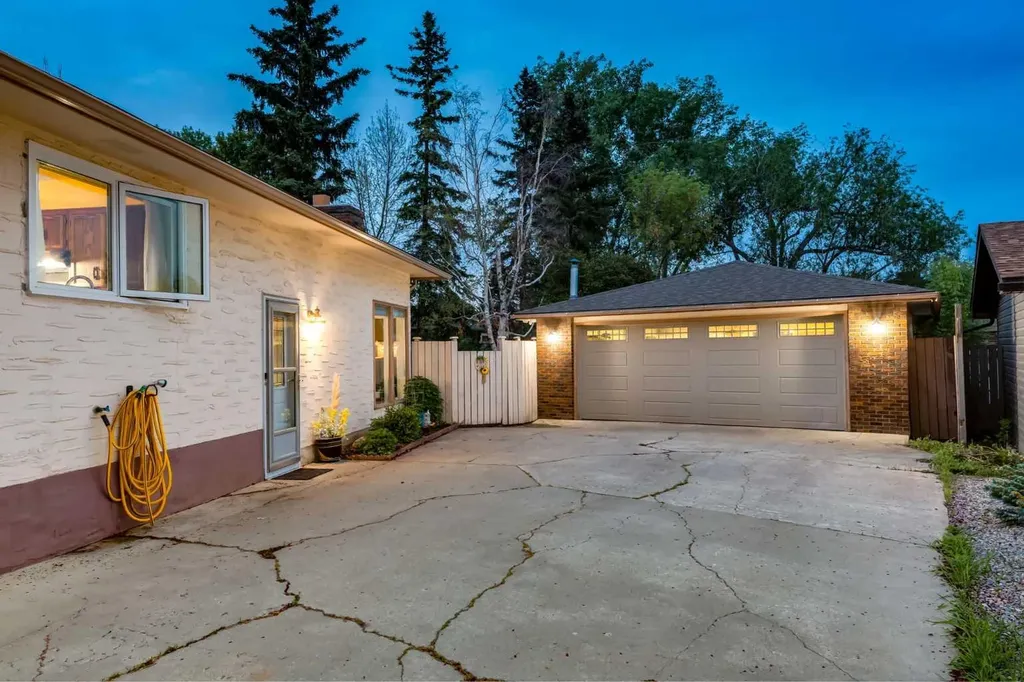 220 Oakridge Place SW Calgary AB T2V 1V2