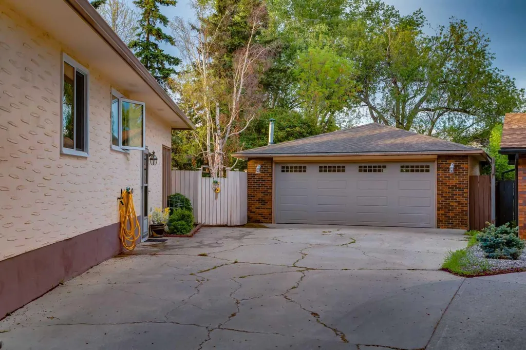220 Oakridge Place SW Calgary AB T2V 1V2