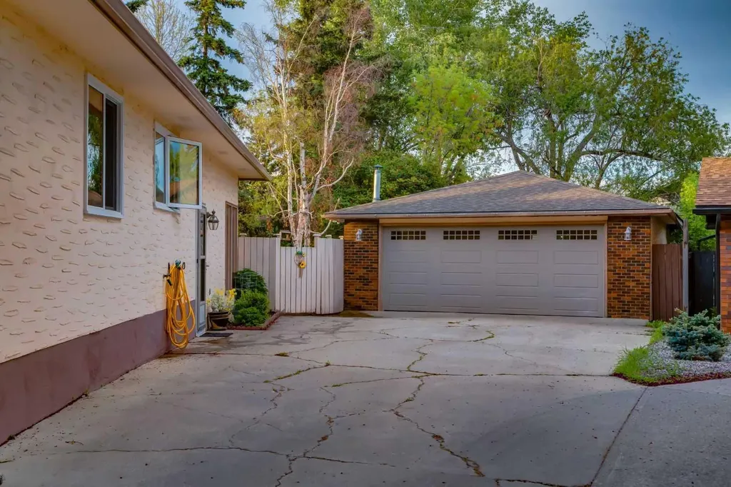 220 Oakridge Place SW Calgary AB T2V 1V2