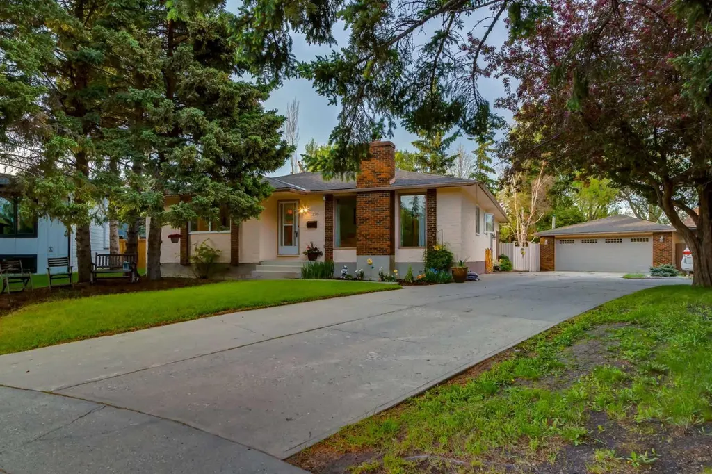 220 Oakridge Place SW Calgary AB T2V 1V2
