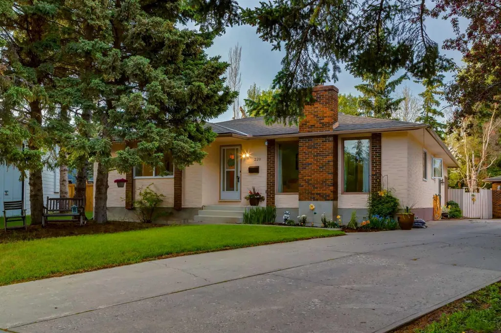 220 Oakridge Place SW Calgary AB T2V 1V2