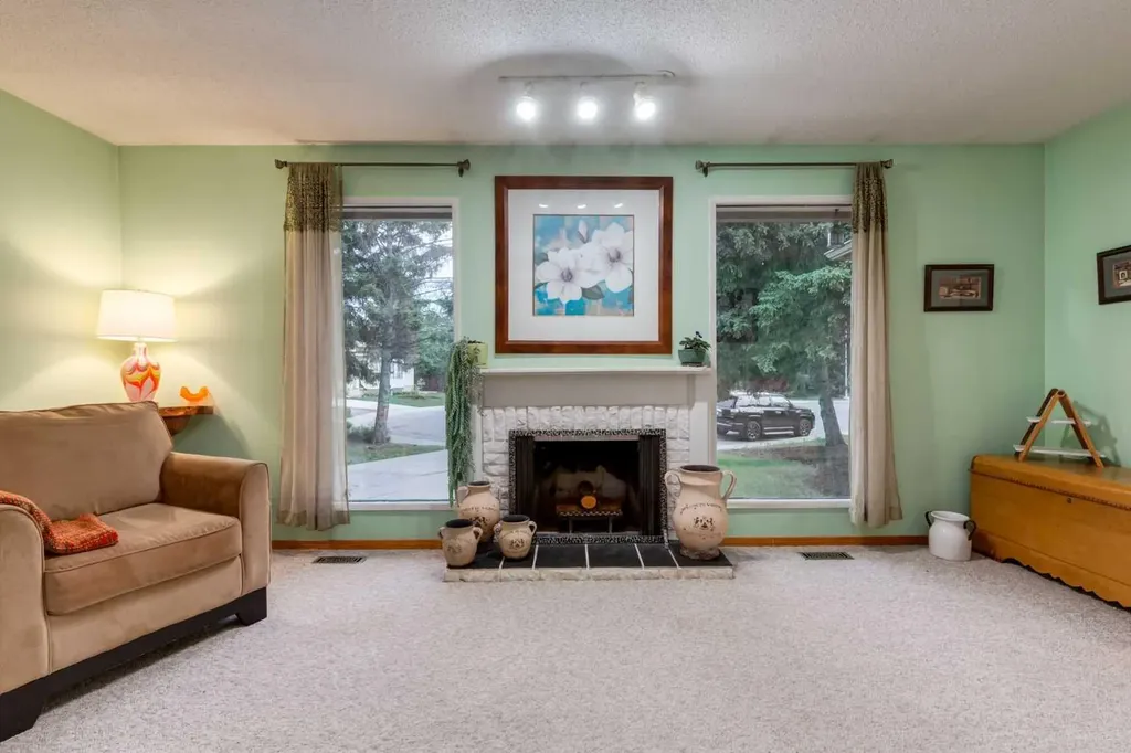 220 Oakridge Place SW Calgary AB T2V 1V2