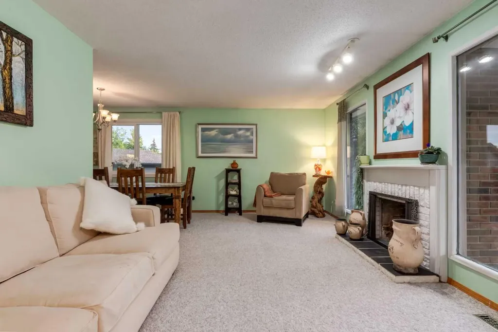 220 Oakridge Place SW Calgary AB T2V 1V2