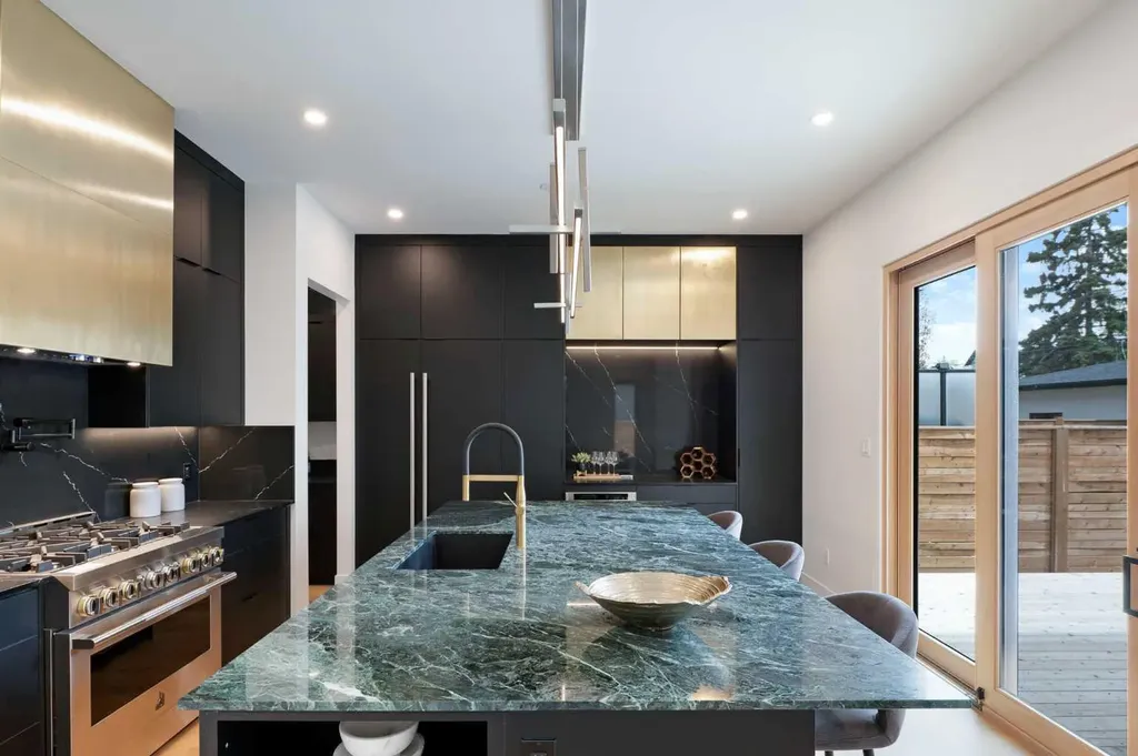 517 28 Avenue NW Calgary AB T2M 2K9