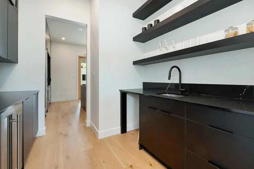 517 28 Avenue NW Calgary AB T2M 2K9