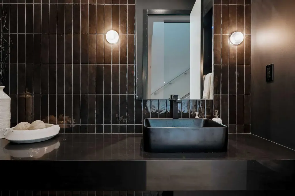 517 28 Avenue NW Calgary AB T2M 2K9
