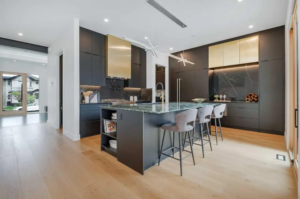 517 28 Avenue NW Calgary AB T2M 2K9