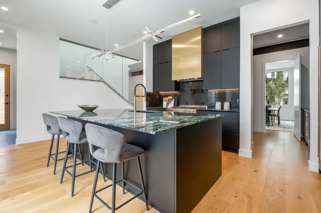 517 28 Avenue NW Calgary AB T2M 2K9