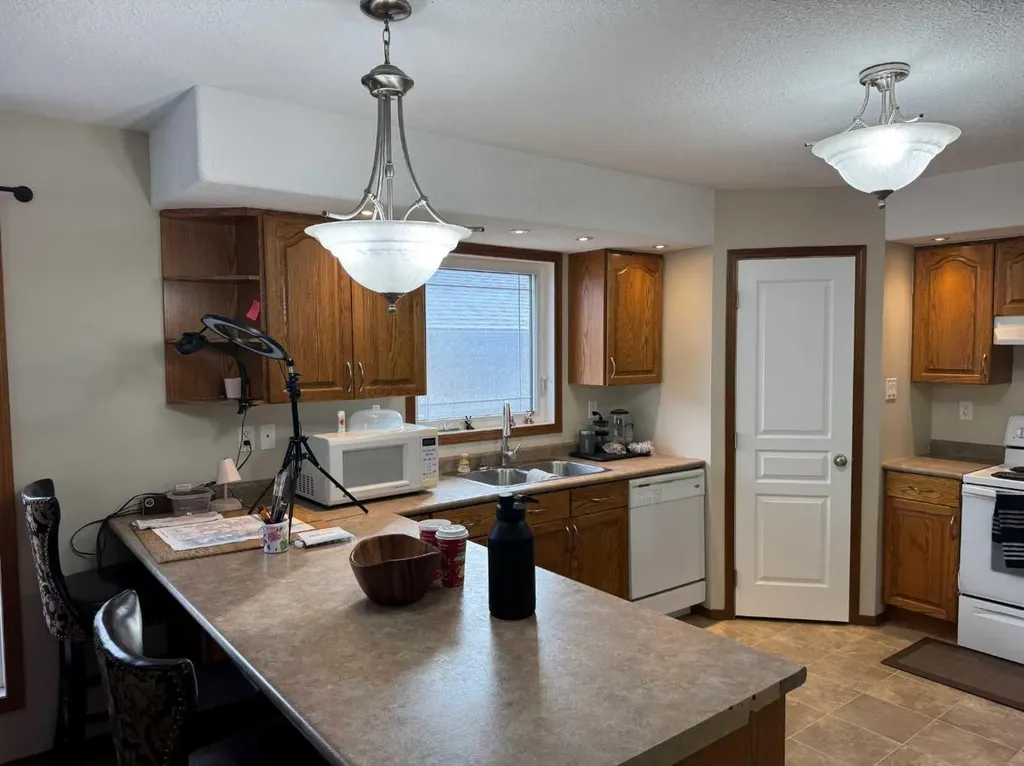 2608B 11 Avenue Wainwright AB T9W 1W2