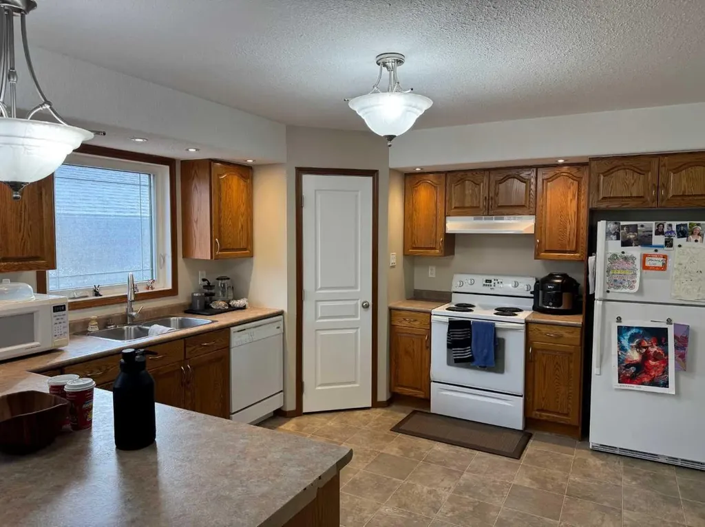 2608B 11 Avenue Wainwright AB T9W 1W2