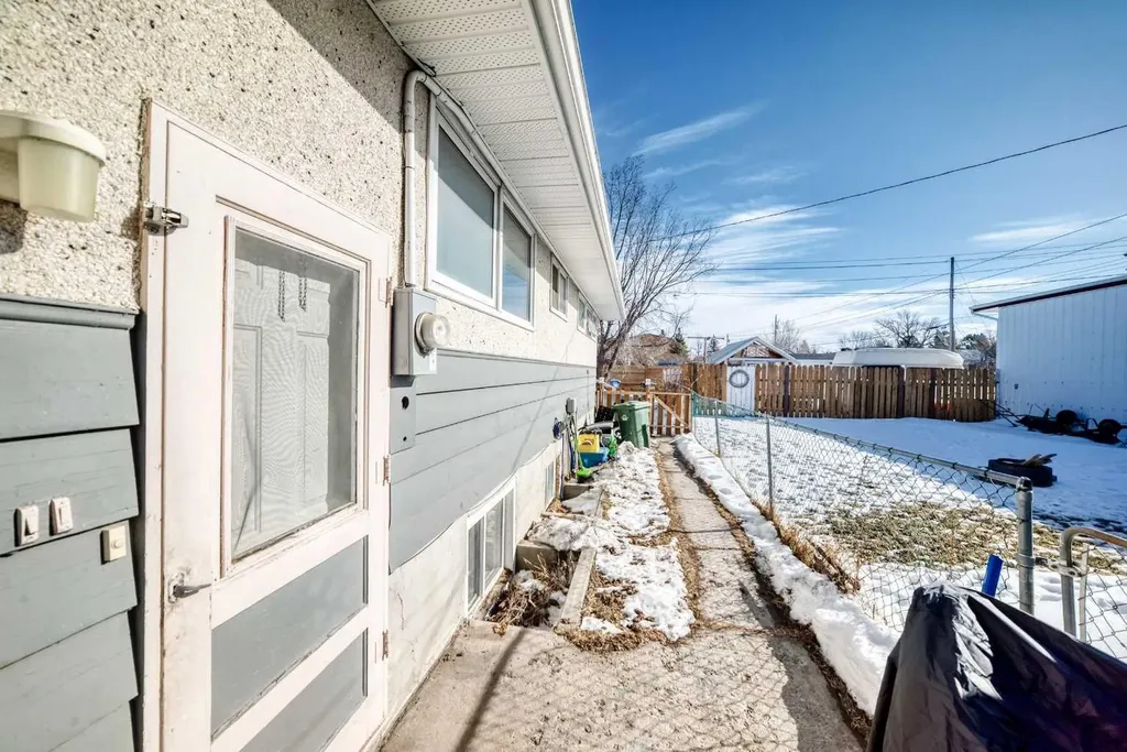 4939 45 Street Innisfail AB T4G 1M4